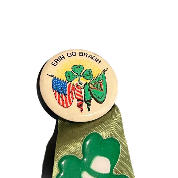 Vintage Erin Go Bragh Pinback Shamrock Two Flags and Ribbon with Leprechaun Hat - Picture 3 of 6